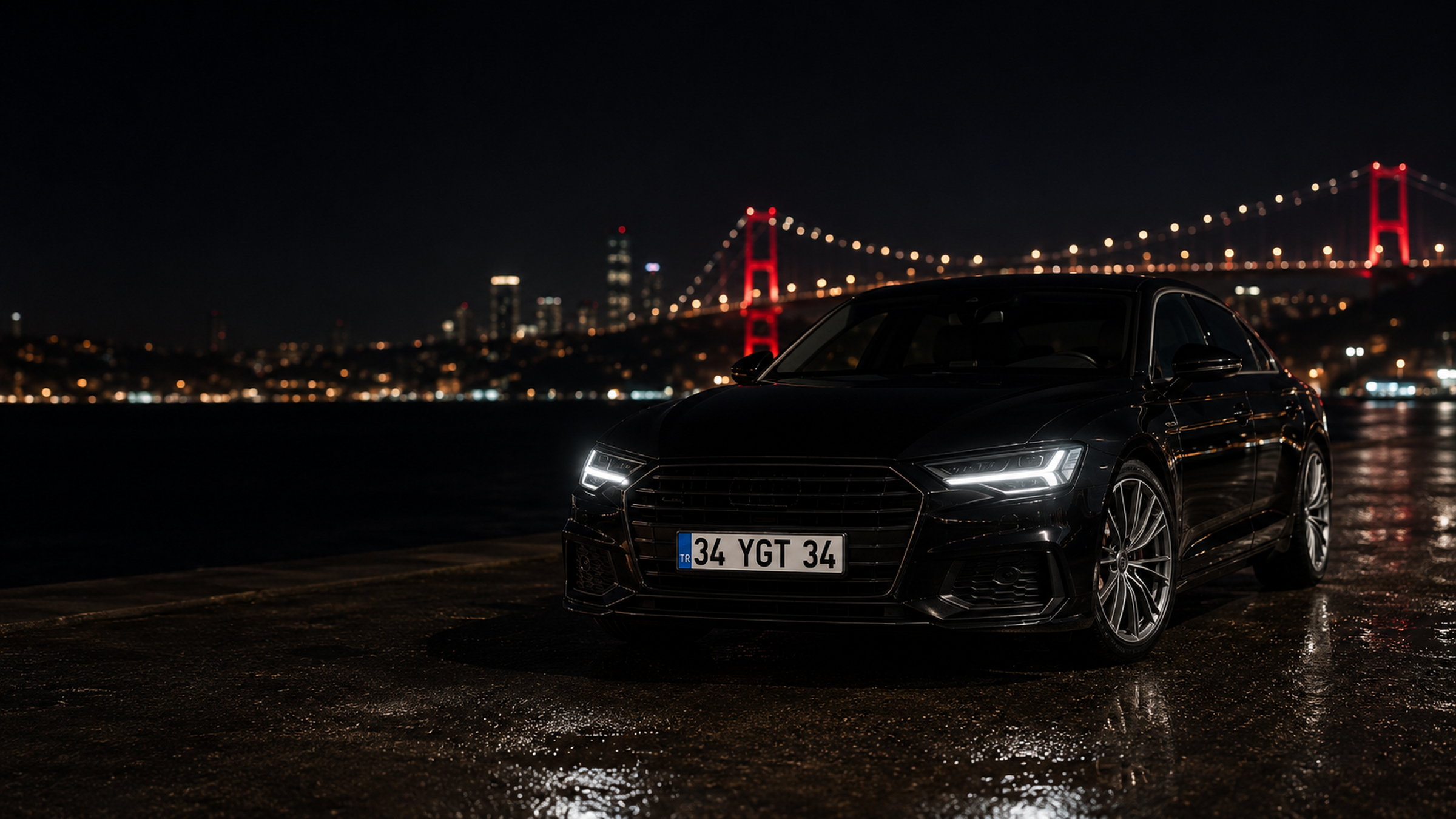 Gece İstanbul'da, özel plakalı siyah lüks sedan otomobil